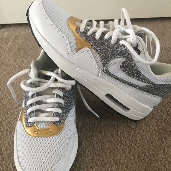 Nike Shoes - Nike Air Max SE 1